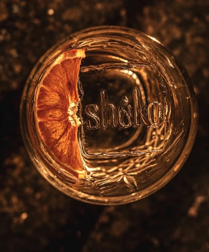 Verre gravé Shoko avec tranche d'agrume séchée, vue de dessus
