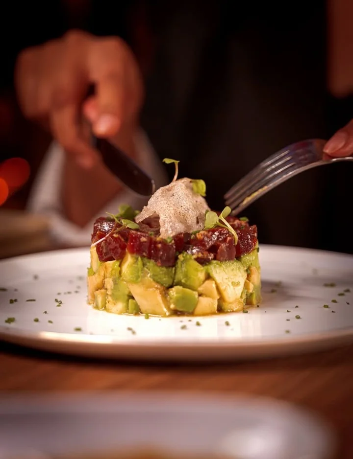 Chaque assiette est pensée comme une rencontre entre les traditions culinaires et une créativité résolument contemporaine.