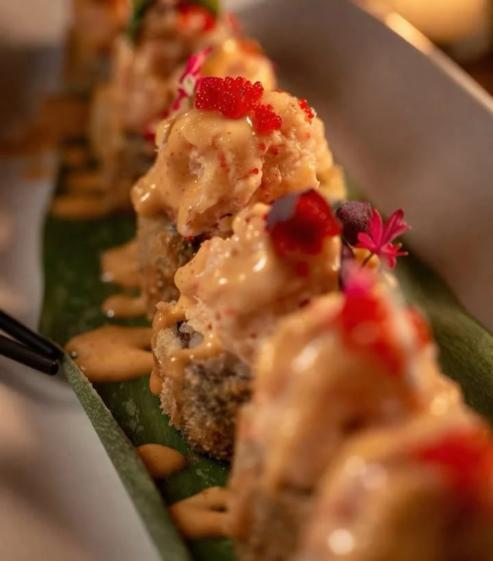 Roll signature garni de tobiko