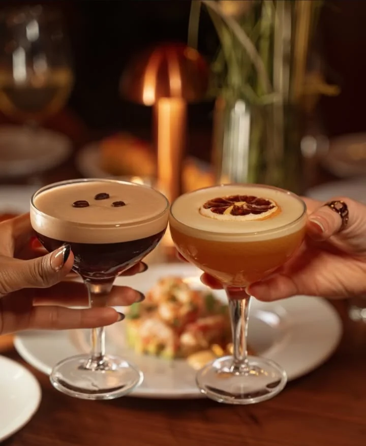 Cocktail signature servi dans une ambiance tamisée