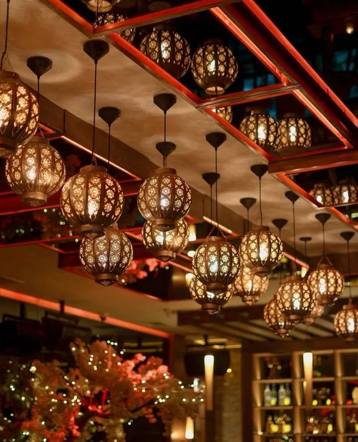 Suspensions de lanternes orientales au plafond du lounge