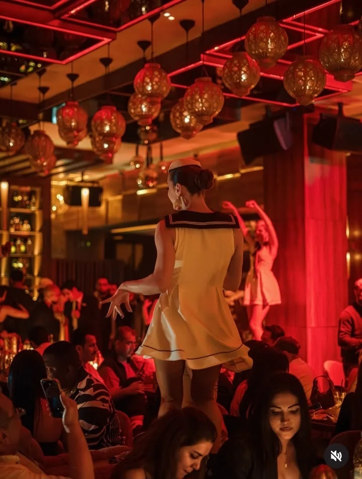 Danseuse en représentation dans l'ambiance du lounge